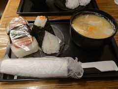 朝食付きのプランではないので、朝ご飯を食べに行きます。と言ってももう１１時近いですが。あまり無理をしないが私たちの旅行の基本コンセプトです。すでにここまで相当頑張っているので、お掃除の時間以外はお部屋にこもってもいいくらいです。(笑)

誰かの旅行記に札幌駅におにぎりやさんがあっておいしいと書いてあったのを思い出して駅まで。宿泊しているホテルからだと、どうしても西側からのアクセスになるが、スマホで調べると東口側にあるらしい。
西口と東口を結ぶ連絡通路があり、そこを通って行ったら、東口側の出口にお店があった。

サイズは２つあって、小さいほうのサイズでも結構大きい。ふっくらと握ってあって具もたくさん入っているので、気を抜くとボロボロ崩れてこぼれてくる。おいしいおにぎりで満足感も十分。ただ、スパムのおむすびはハワイのようにギュギュっと硬くむすんでいいる方が馴染む気がする。