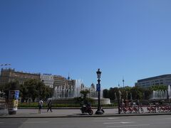 カタルーニャ広場前まで戻ってきました。歩き疲れて一旦休憩するため、ホテルへ戻りました。
