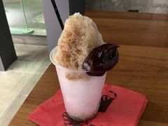 2020.08.15　東京・銀座　【　トラヤカフェ あんスタンド　銀座店　】
かき氷「　あんペーストかき氷 [コーヒーとコアントロー]　」
濃いめのハワイコナコーヒーにオレンジリキュールを加えた、爽やかで夏らしい＜大人のかき氷＞です。（※アルコール使用）540円（税込）。