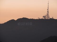 遠くに夕暮れのハリウッドサインが見えます。