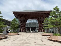 宿から約40分で金沢駅に着きました。
金沢に住む友人と昼食をいただく予定なので、市内観光する時間はほとんどなく、鼓門をチラッと拝見して、駅ナカでお土産を買いました。
とても綺麗で大きい駅だと、妻は感激しておりました。