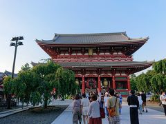 涼を取り戻したところで、いよいよ浅草寺に入ります。
宝蔵門です。
雷門よりでかくて素敵です。