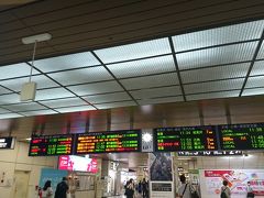 JR札幌駅から出発です。
というのも、最近米倉涼子の「リーガルV」を見てて、駅弁に憧れるというので、札幌駅で買いましょう。
