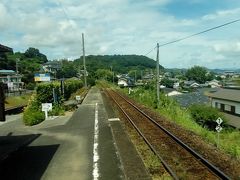 寸座駅。近くには貸しボート場などがあります。これは線路の様子。
寸座は、ちょっと休憩するという意味らしく、かつて坂上田村麻呂がちょっと（一寸）座ったとか。