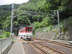 向こうからアプトの牽引車がやってきました。
スイスでも見ましたが日本ではここ大井川が唯一のアプト式列車が走ります。
いちしろ駅とダムの間は坂の傾斜がきつく（9m/１０００ｍ）この機関車で牽引するのだそうです。
