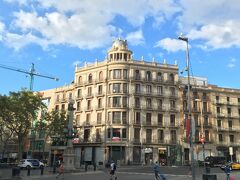 安いチケットの為、朝早くバルセロナに到着。さらに、バスに乗り、カタルーニャ広場に到着。広場の角に見えているのが、今回の宿。立地、コスパともに抜群。