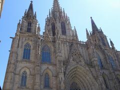 バルセロナの大聖堂。サンタ・エウラリア大聖堂(Catedral de Barcelona)。
ここは人気があり、いつも入場の為の列が広場にまである。今回はパス。