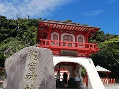 お土産屋に車を停めて、歩きます。
長崎鼻の手前にある竜宮神社です、
以前来た時にはあったかなあ？新しい感じしますが。女子に人気らしい。
この地から浦島太郎が誕生したのかなあ