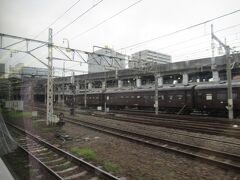 草津31号は自由席が5割程度、指定席が2割くらいの乗車率で閑散としていた。意外と若い人が多かった。
大宮を出ると高崎線に入る。住宅と畑だけがやたらと目につく退屈な路線である。だがこの退屈な情景こそが埼玉県を代表する風景だとも思う。見どころは何もないけれど住むには静かで良いところ、それが埼玉である。
ずっと同じ景色なので眠くなりそうだが、籠原を通過したあたりでにわかに高架を走ると右手に榛名山を遠望し、着実に上越国境が近づいていることを感じさせる。利根川の支流である烏川に架かる長い鉄橋を渡ると程なくして高崎に到着する。鉄道ファンならば到着前右手に注目するとよい。高崎機関区があり、昔懐かしいEF65やDD51といった国鉄の機関車が見える。また写真のように、これらの機関車が牽く客車も目にすることができる。