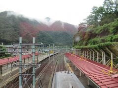 11:29水上着。ドアが開くや否や私を含めた数名が跨線橋に至る階段を急ぎ足で上がった。接続列車の座席を確保するためである。一般に県境を跨ぐ普通列車は短い編成のことが多いので必然的に座席定員が少なくなる。旅慣れた者はその点を熟知しているので、乗換駅が近づくと階段近くのドアに集まり、せわしない表情をしながら列車が停まるのを待つといった具合だ。
この日は乗客も少なく、接続列車である普通長岡行も4両繋いでいたので座席の確保には困らなかった。跨線橋からはこれからトンネルで通り抜けようとする高い山が目の前に迫っているのが見えた。