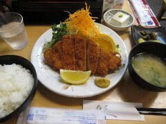 ロースカツ定食\1,400と割高だが、お肉は160gありご飯やキャベツも大盛である。そして何より味が良い。甘みの強い豚肉で箸が止まらない。定番のソースだけでなく塩やしょうゆをかけて食べてもよく、特に塩をかけるのが気に入った。塩だけでも十分美味しく思えるのはそれだけ良い肉を使っているからだろう。