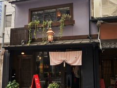 マッシュキョウトさんは、東洞院高辻にお店を構えます。
京都の町並みに溶け込んでいる風情ある外観、パン屋さんとは思えず見過ごしてしまいそうでした。
店内もレトロで、個性的なパンが並びます。

