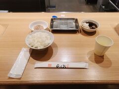 4日目のお昼は、前回の出張で大満足だった「天ぷらのひらお」です。今回はメニューをよく見てエビの入っている「いろどり定食」にしました。
