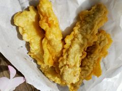 奥武島の人気の天ぷら店
大城天ぷら店で沖縄県民のおやつ揚げたての天ぷらを食す