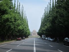 有名な明治神宮外苑の銀杏並木近くのパーキングに駐車。

奥に見えるのが今日の目的地、「聖徳記念絵画館」です。
ちなみに絵画館駐車場は１日料金制1600円なので、短時間ではコスパが悪いです。