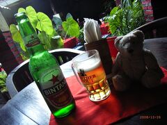 Sosrowijayan通りにある、カフェでビンタンビール！