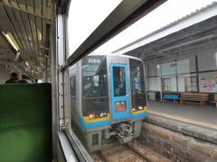 善通寺駅で特急列車と交換。