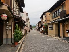 上七軒は、北野天満宮近くにある花街。
京都の五花街では最も古く、室町時代に北野天満宮の再建の際に残った資材を使って7軒の茶店を建てたのが「上七軒」の由来。