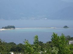 食後は敦賀半島ドライブ。
半島先端に浮かぶ小さな無人島、水島。
去年は台風、今年はコロナで行くことができませんでした。
海水浴場も開設されないし、水島渡し船も運航を中止しているはずなのに よーく見ると浮き輪を持った人がいるのがわかります。
どうやって島に渡ったの？
水晶浜も他の海水浴場も、泳ぐ気満々 水着姿の人多数。
泳いでもいいの？ダメなの？
中途半端なやり方、なんだかなぁという気持ちがぬぐい切れないワタシです。



