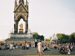 The Albert Memorial

Royal Albert Hall の前。Hyde Park の一角。