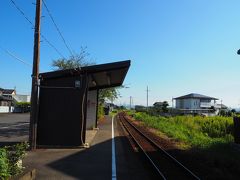 片面ホームに屋根のついた待合室という簡素な作り。昔は駅舎もあったのかもしれませんが、今は反対側の線路と共に広い駐車スペースとなっています。