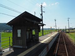 まわりが田んぼということもあって、シンプルさが際立つ棒線駅。