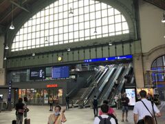 Basel駅を出て、右折して徒歩約3分、右手に大きなBasel SBB駅があります。ここはスイス、スイス国内やドイツへの列車はここから発着します。