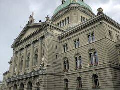 中央が緑色のドームの連邦議事堂Bundeshaus 。1902年に建立された威風堂々な建物です。