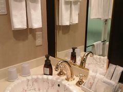 「京都山科　ホテル山楽」にチェックイン。

8階のデラックスツインルームに入って最初に見えたのが、左にある洗面所。