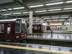 梅田ダンジョンをくぐり抜け、阪急電車の乗り場までやってきました。この茶色い車体の電車と黒光りの床のホームの光景は有名ですね。

甲子園は阪神電車なのになぜに阪急なのか、というところですが、ある所に行くためです。

僕たちは各停に乗りおよそ１０分、豊中市にある庄内駅で下車しました。そこから歩くことさらに１０分…、