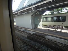 9時10分、前沢。
反対側に珍しいキハ100系の本線普通列車。北上～一ノ関間で車両入区運用があるらしい。