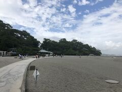 娘達は幼い頃、夏休みに父と祖母と一緒に来たことがある思い出の地
長女のサンダルが波に持っていかれてしまい、その後片足をタオルとビニール袋で縛って過ごしたそう。その時に泣いている長女に"新しいサンダルを買ってあげるから"と言うのを聞いて、羨ましがった次女がサンダルをわざと落としたそうですが、波に乗って戻ってきたそう(笑)