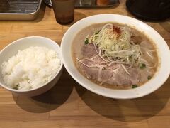 また別の日、もう何度も来ている極鶏でラーメン♪

やっぱりここのラーメン大好き♡♡
ほんっとに美味しい唯一無二のラーメン╰(*´︶`*)╯♡

白ごはんも食べちゃう笑