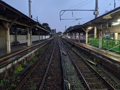 6：49 折尾駅到着。
ここから福北ゆたか線を経由して博多まで行きます。
乗り換えの途中で折尾駅の旧1・2番のりばが、
今は高架化されていて、この線路も撤去されるでしょう
