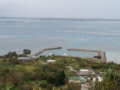 昇った先は「遠見台」という島の最高地点。港と宮古島が見渡せる。