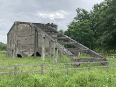 ほど近い場所にある、ズリ山跡。ズリ山とは、炭鉱から出た岩石などの捨石を積み上げた山。北海道ではズリ、九州ではボタと呼んだそう。
これは鉄道からボタを下ろす施設だったそう。