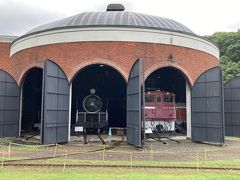 日本の鉄道史上3番目に開通した幌内鉄道の偉業を伝えるとともに、現在に至るまでの鉄道交通の歴史文化を紹介する鉄道記念館。～パンフレットより。