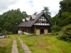 そして三平下到着。
群馬県大清水からの道の合流点です。
ここは宿泊施設と休憩所の「尾瀬沼山荘」があります。
木造りの素敵な建物。
