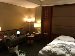 ホテルは、地下鉄の松江南京駅から徒歩10分ちょっとのところにある、シュアンメイ・ホテル。子連れには、少し遠いかなという感じで、けっこうタクシーを使って移動しました。
窓なしの部屋ですが、広々としていて良かったです。壁もそれほど薄くなく、朝食もそこそこ。