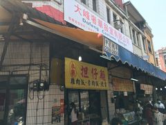 途中、担仔麺のお店を発見。台南地方のグルメとして聞いていましたが、初めてなので食べてみることにします。