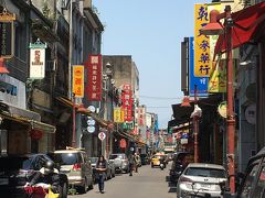 迪化街のメイン通り？を歩いて行きます。
良い雰囲気です。基本的には、香辛料や乾物などの食品や、仏具などのお店が多いです。