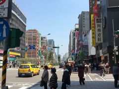 その後、公園で息子にWAKODOの離乳食弁当を食べさせて休憩し、地下鉄で永康街に。
永康街は前回も訪れましたが、今回は、永康街をゆっくり見ようというよりは、牛肉麺の有名店「永康牛肉麺」に行くのが目的でした。