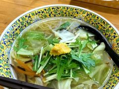 大人気の「ゆず塩ラーメン」です。換気のため、少し窓を開けている中でしたが、あっさりしていて何よりも柚子の風味がすごく効いていて美味しかったです。