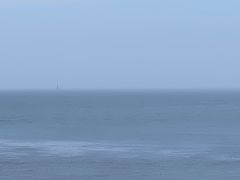 うっすら見えるのが貝殻島灯台。納沙布岬からは3.7kmなので肉眼でも見れますが、ここもロシアが実効支配しています。