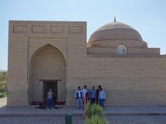 モンゴルのハーンの一人、シェイク・セイト・アフメトの霊廟です。
イスラム教に帰依していたアフメトが、葬られています。
廟の棺の周りを７回まわると、メッカに行くのと同じ効力があるとされているそうです。