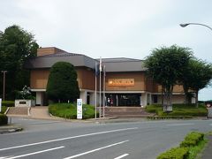 まず、八戸の歴史を知るために「八戸市博物館」を見学。
特別展「八戸と9人の藩主」がやっていました。
殿様の肖像画や書状、御姫様の嫁入り道具などが展示されていましたが、詳しい内容はとーんと忘れてしまいました。
ただ解説員の方の話が印象に残っていて「初代・二代藩主は盛岡藩のスパイによって毒殺された疑いがあるが、香典や歳暮などのやりとりをやっていたので、少なくともその可能性は低い、3代藩主は盛岡藩からの養子なので、わだかまりはなくなった」とおっしゃっていた。
常設展では縄文遺跡や、根城や八戸城関連、寛延2年（1749）の猪飢渇（いのししけがち）、日本初のエコロジストといわれる安藤昌益などの展示がありました。
猪飢渇とは、山から吹きおろす寒風（やませ）により米が穫れにくかった八戸藩の領民は、副収入として森林を焼いて大豆を栽培するということをやっていたわけです。
数年たつと養分が足りなくなって、別の畑を作るわけですが、元の畑はそのまま放置され、葛やワラビなどが生い茂ります。
その根っこにはデンプンが豊富に含まれているのでそれを目当てに野生の猪が繁殖、ついでにほかの作物の畑も荒らして回るので八戸藩は大変な飢饉に見舞われました。
被害の規模は石高2万石のうち、1万5000石、死者は3000人にも及びました。
そんななかで、武士が支配する世を批判し、四民平等を唱え、全員が農業に携わるべきだと提言したのが城下の町医者・安藤昌益というわけです。