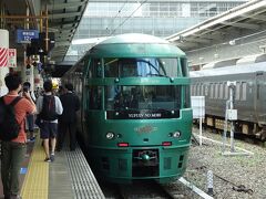 博多駅、ホームに入線してきた「ゆふいんの森」
独特のフォルム,
列車に乗ること自体ワクワクします