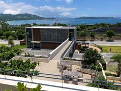 『アラマハイナ コンドホテル』のプールエリアからの眺めの写真。

2019年3月22日にオープンした【スターバックス コーヒー】
沖縄本部町店が見えます。