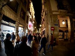 【美食の街：サンセバスチャンの旧市街地を歩き回る】

真っ暗なのですが....

観光客や地元の客が、ウロウロしています。