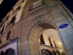 【美食の街：サンセバスチャンの旧市街地を歩き回る】

照明が少なく...
